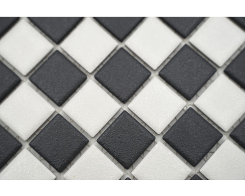 Vierkante mozaïektegels in dambordpatroon