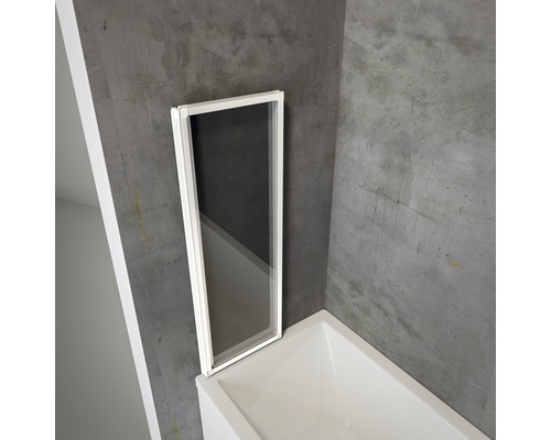 Badwand van glas en frame aan bad