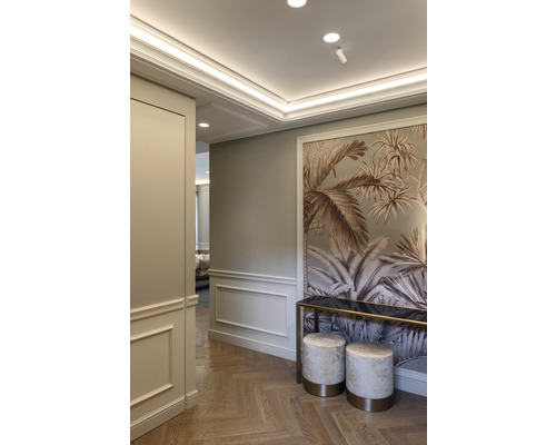 Elegant interieur met bloemenbehang, console en krukken