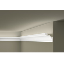 Decoratieve kroonlijst aan het plafond van een kamer