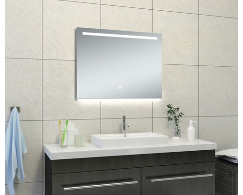 Badkamer met wastafelmeubel, wastafel en spiegel met verlichting