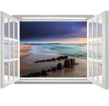 Decoratieve raamdecoratie met uitzicht op een strand bij zonsondergang