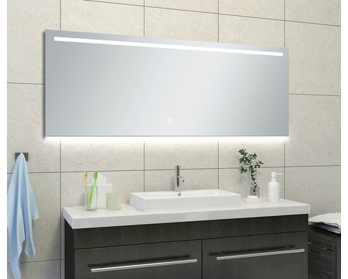 Badkamer met verlichte spiegel boven wastafel