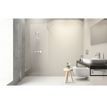 Moderne badkamer met douche, wastafel, toilet en spiegel