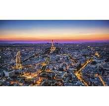 Luchtfoto van Parijs met de Eiffeltoren en avondverlichting