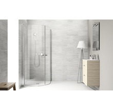 Moderne badkamer met douche, wastafel en spiegel