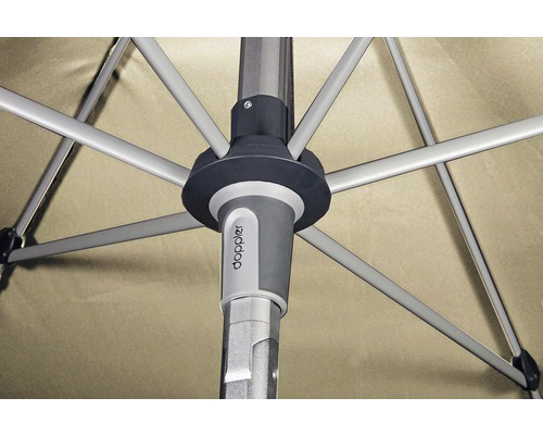 Detailaanzicht van de stutten van een parasol met Doppler logo.