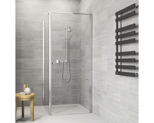 Lichte badkamer met inloopdouche, handdoekradiator en houten kruk