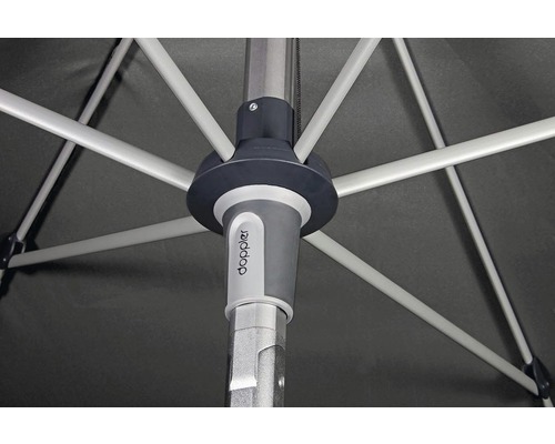 Detailopname van een parasol met baleinen en Doppler logo.