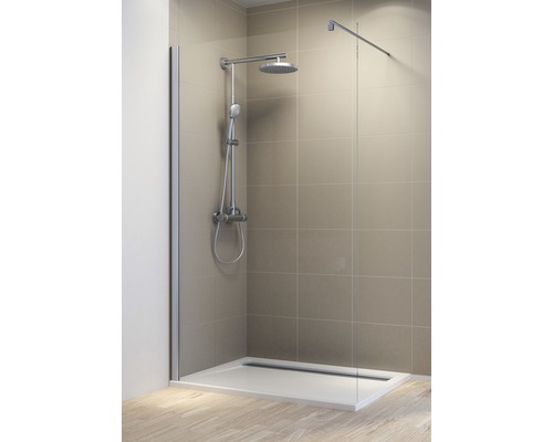 Douchecabine met douchebak en kraan in de badkamer.