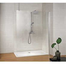 Douchegedeelte met douchebak, douchewand en armatuur voor betegelde wand