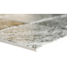 Close-up van een wandtegel met steendecor.