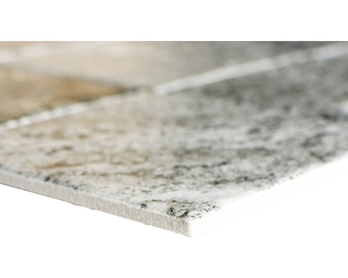 Close-up van een wandtegel met steendecor.