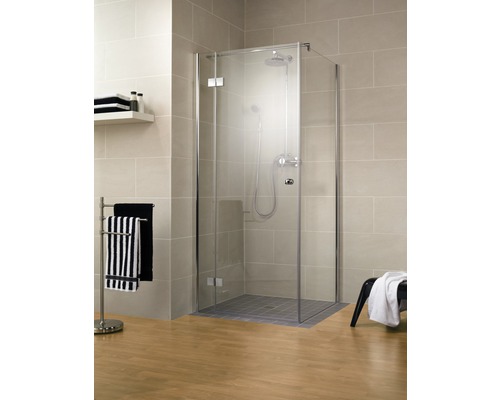 Inloopdouche met glazen wand en douchekop in badkamer