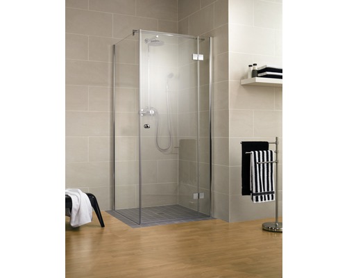 Douchecabine met heldere glazen wanden en chromen frame in een badkamer