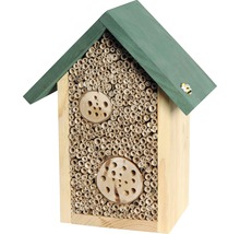 Insectenhotel van hout met bamboestokken en groen dak