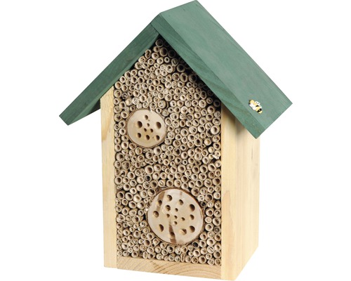 Insectenhotel van hout met bamboestokken en groen dak