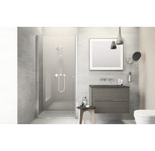 Moderne badkamer met douche, wastafel en spiegel
