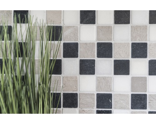 Mozaïektegels in een dambordpatroon met kunstgras