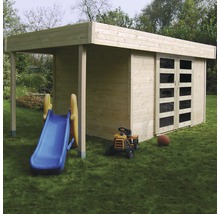 Houten speelhuis met overkapping, glijbaan en speelgoed in de tuin