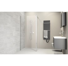 Lichte badkamer met douche, wastafel, handdoekradiator en toilet