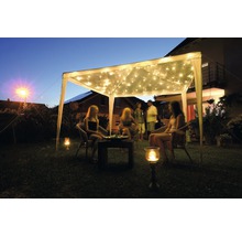 Tuinscene met partytent, lichtslingers en zittende personen