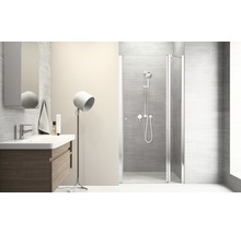 Badkamer met wastafel, spiegelkast, douche en vloerlamp