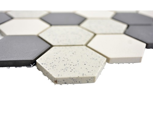 Zeshoekige vloertegels in verschillende kleuren.