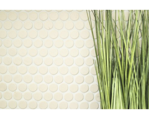 Close-up van ronde mozaïektegels naast kunstgras