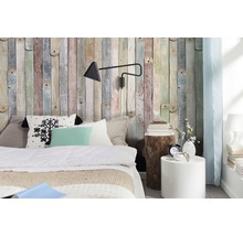 Slaapkamer met houten wandbekleding, bed, nachtkastjes en decoraties