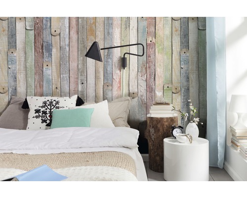 Slaapkamer met houten wandbekleding, bed, nachtkastjes en decoraties