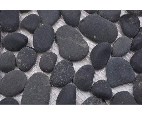 Decoratieve natuurstenen op een rooster voor tuinontwerp