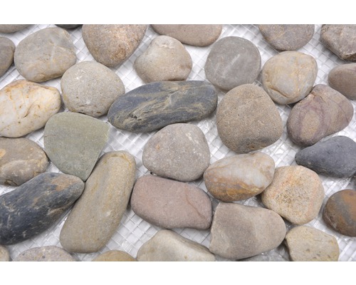 Close-up van natuurstenen op een net