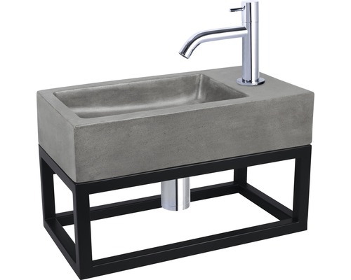 Wastafel met betonnen waskom, kraan en zwart metalen frame