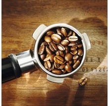 Koffiebonen in filterdrager op houten tafel