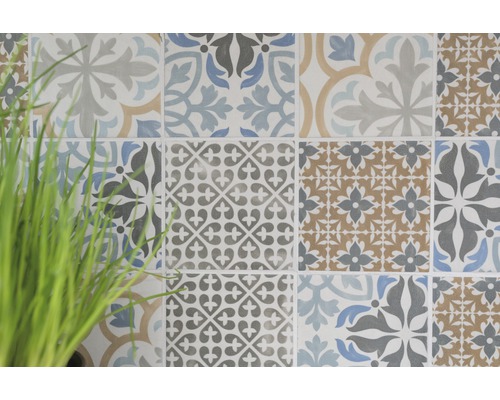 Tegelwand met bloem- en geometrische patronen