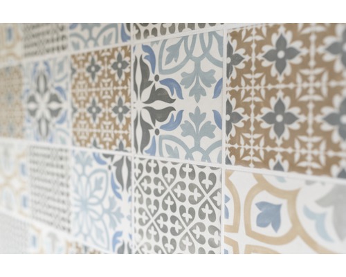 Tegelwand met bloemmotieven in verschillende kleuren