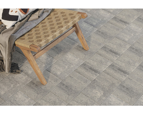 Tuinontwerp met bestrating en een houten bank