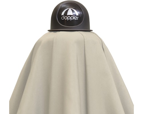 Detailaanzicht van een gesloten parasol met Doppler logo