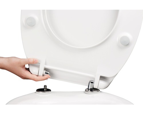 Hand monteert een toiletdeksel