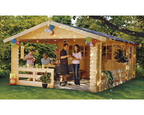 Houten tuinhuis met overdekt terras, versierd met ballonnen, met feestende mensen in de tuin