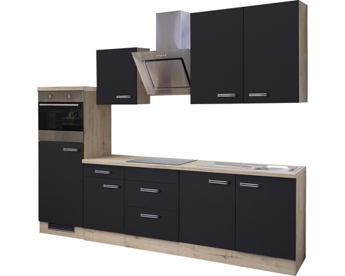 Keuken met hangkasten, spoelbak, afzuigkap en oven