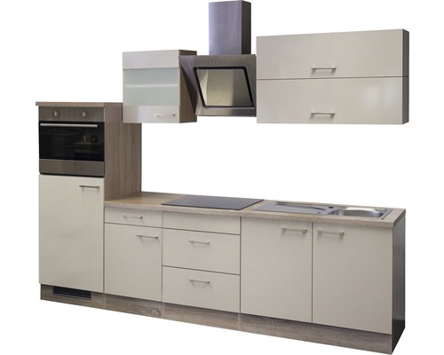 Keuken met inbouwoven, afzuigkap, spoelbak en kookplaat