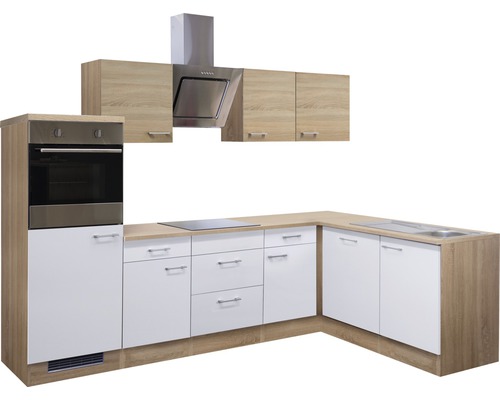 Inbouwkeuken met kasten, afzuigkap, spoelbak en kookplaat