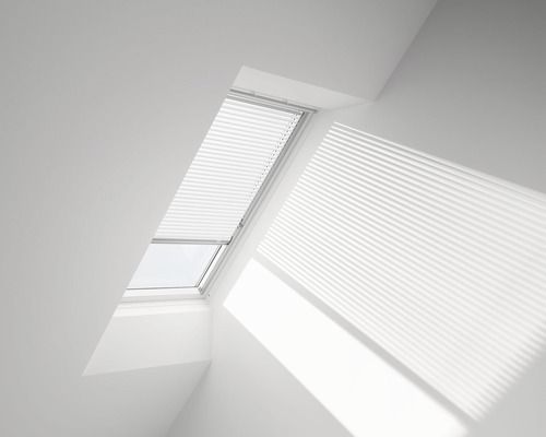 Dakvenster met plissé in een heldere ruimte