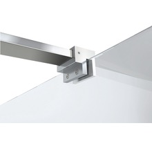 Detailopname van een glazen douchewand met bevestiging