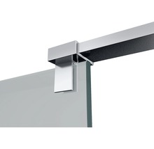 Detail van een douchewand met metalen frame en glazen paneel