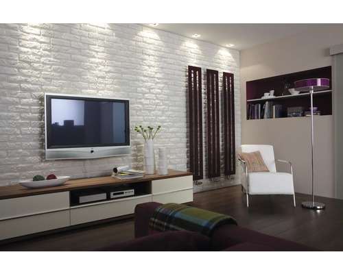 Woonkamer met televisie, planken, fauteuil, vloerlamp en houten vloer