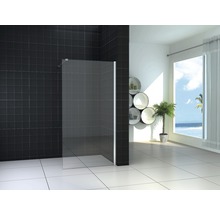 Badkamer met glazen douchewand en tegels