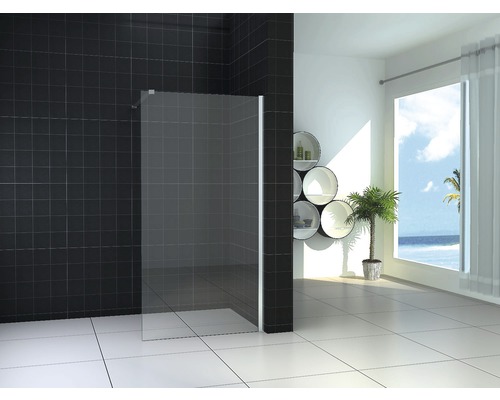 Badkamer met glazen douchewand en tegels